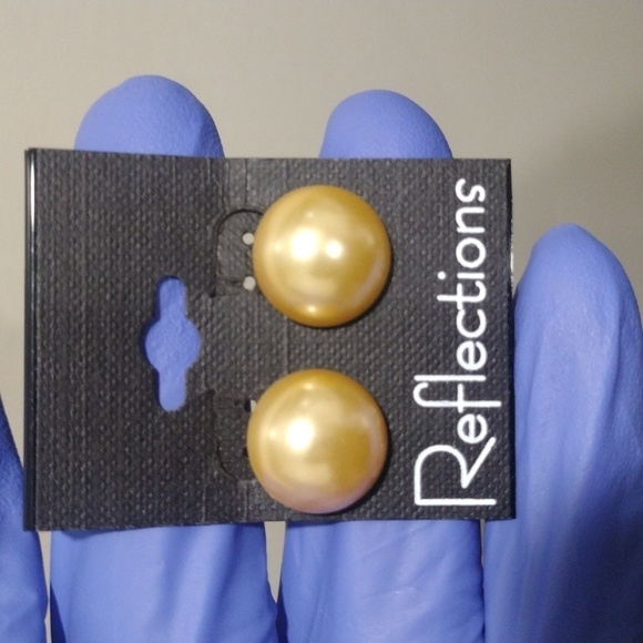 Women's Stunning Gold-Tone Circle Shape Design Stud Earrings, 0.5-inch - Picture 4 of 5